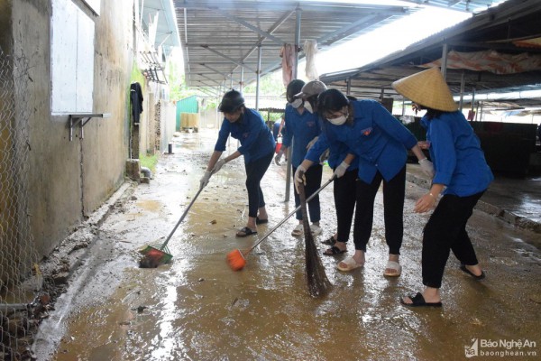 Nghệ An: Hàng trăm cán bộ, chiến sỹ, thanh niên hỗ trợ Thanh Chương vệ sinh môi trường