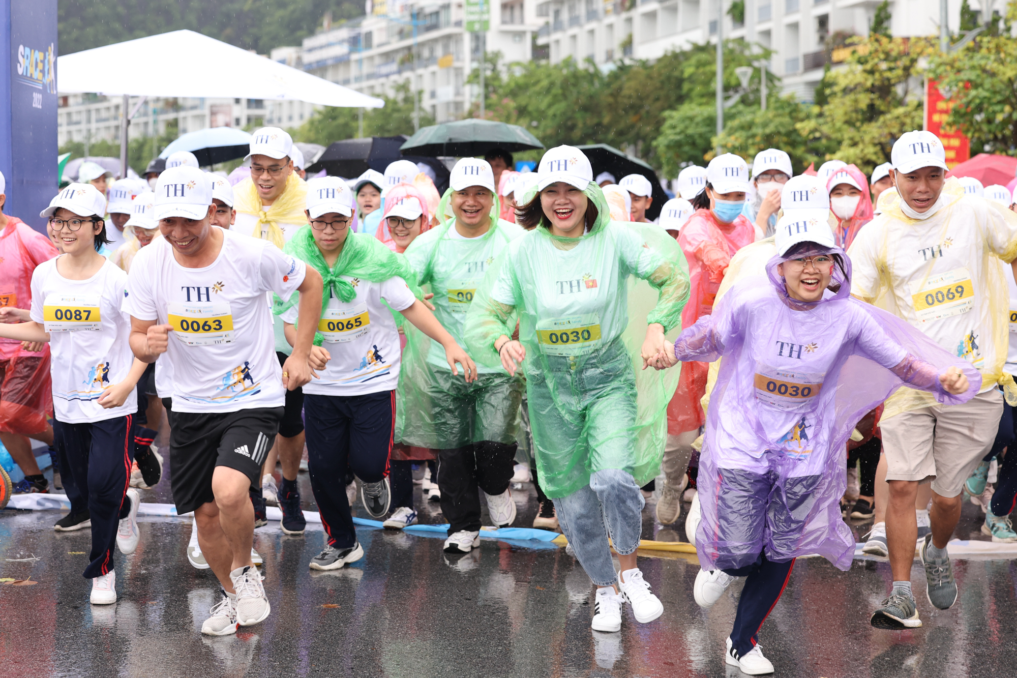 Khoảnh khắc ấn tượng của VĐV nhí trên đường chạy S-Race Family Quảng Ninh Khoảnh khắc ấn tượng của VĐV nhí trên đường chạy S-Race Family Quảng Ninh