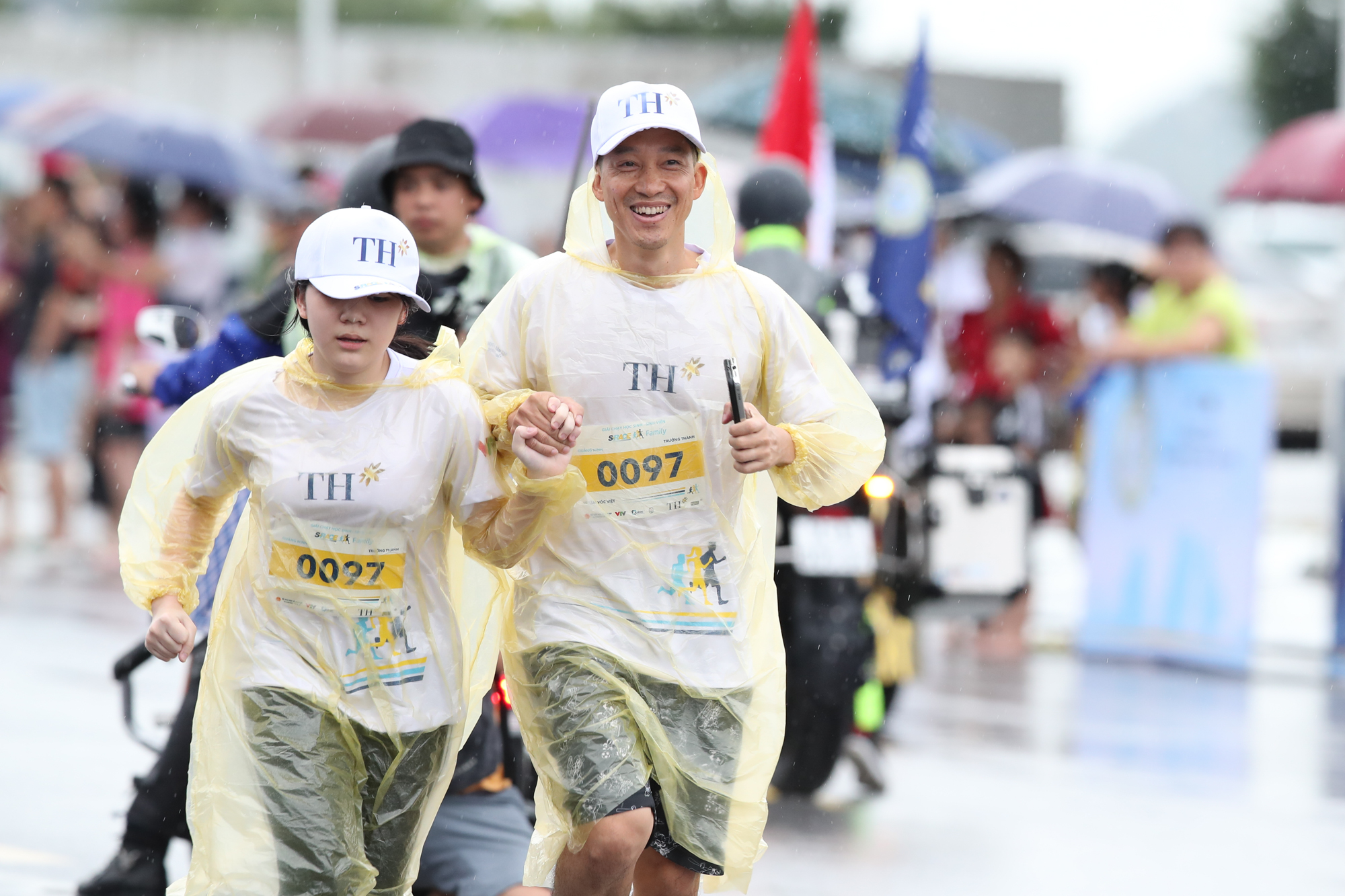 Khoảnh khắc ấn tượng của VĐV nhí trên đường chạy S-Race Family Quảng Ninh Khoảnh khắc ấn tượng của VĐV nhí trên đường chạy S-Race Family Quảng Ninh