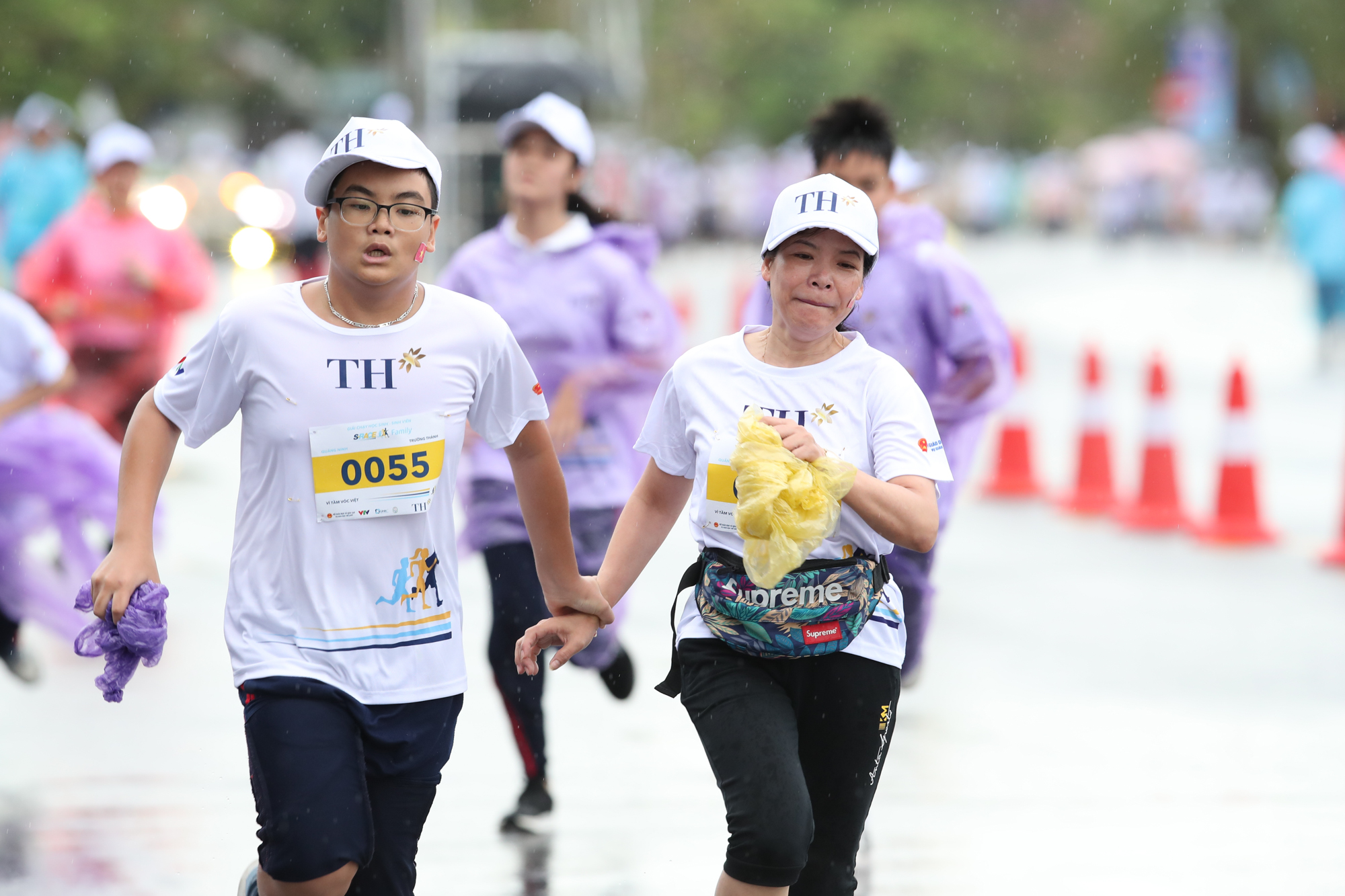 Khoảnh khắc ấn tượng của VĐV nhí trên đường chạy S-Race Family Quảng Ninh Khoảnh khắc ấn tượng của VĐV nhí trên đường chạy S-Race Family Quảng Ninh