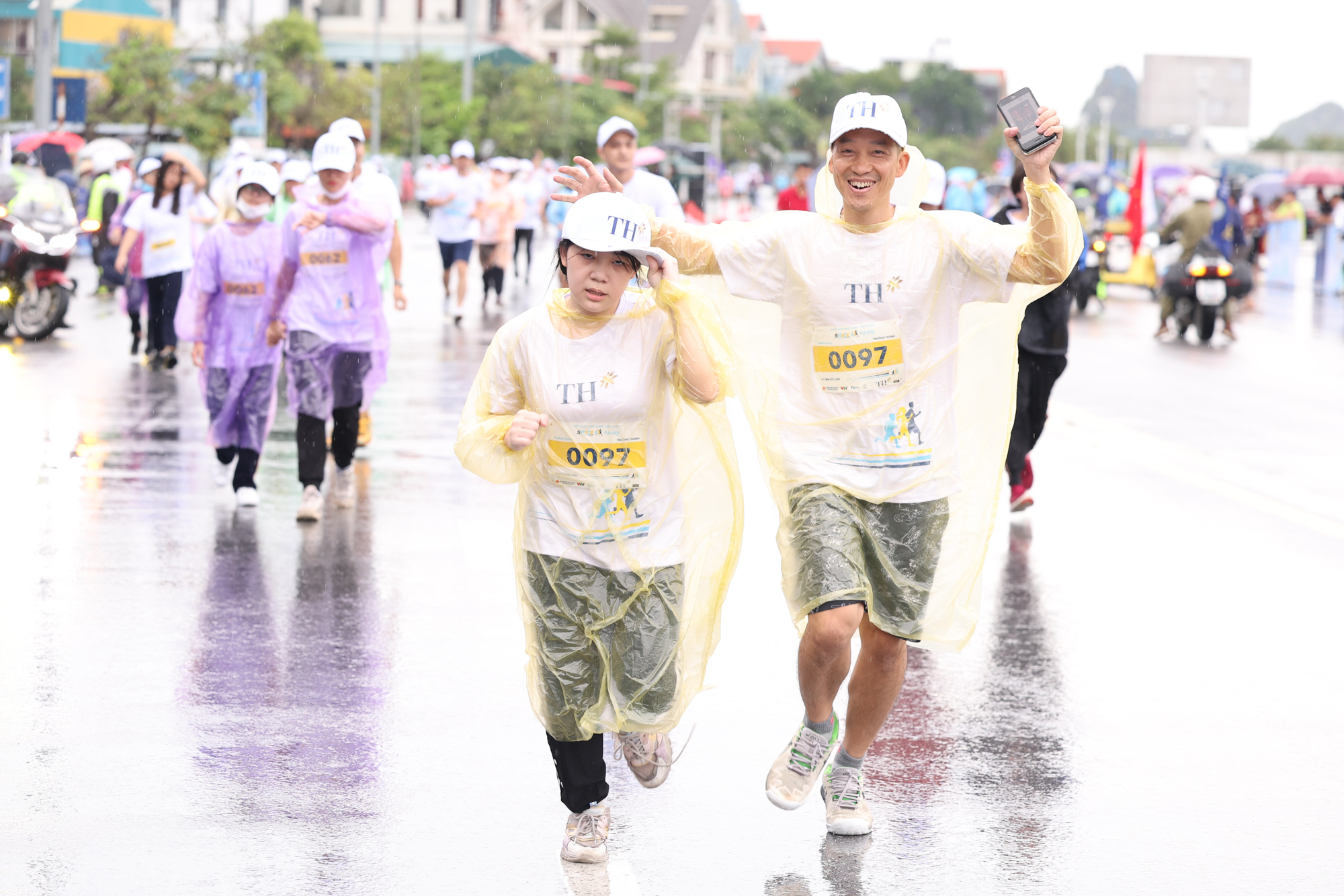 Khoảnh khắc ấn tượng của VĐV nhí trên đường chạy S-Race Family Quảng Ninh Khoảnh khắc ấn tượng của VĐV nhí trên đường chạy S-Race Family Quảng Ninh