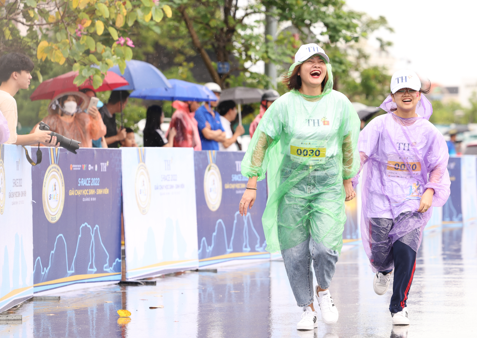 Khoảnh khắc ấn tượng của VĐV nhí trên đường chạy S-Race Family Quảng Ninh Khoảnh khắc ấn tượng của VĐV nhí trên đường chạy S-Race Family Quảng Ninh