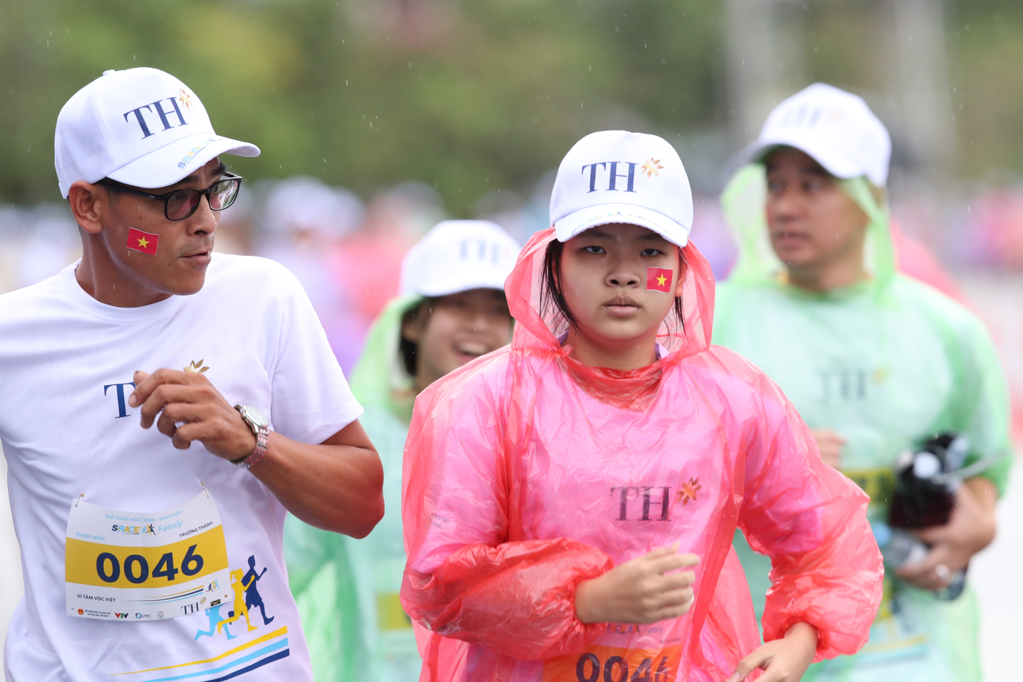 Khoảnh khắc ấn tượng của VĐV nhí trên đường chạy S-Race Family Quảng Ninh Khoảnh khắc ấn tượng của VĐV nhí trên đường chạy S-Race Family Quảng Ninh