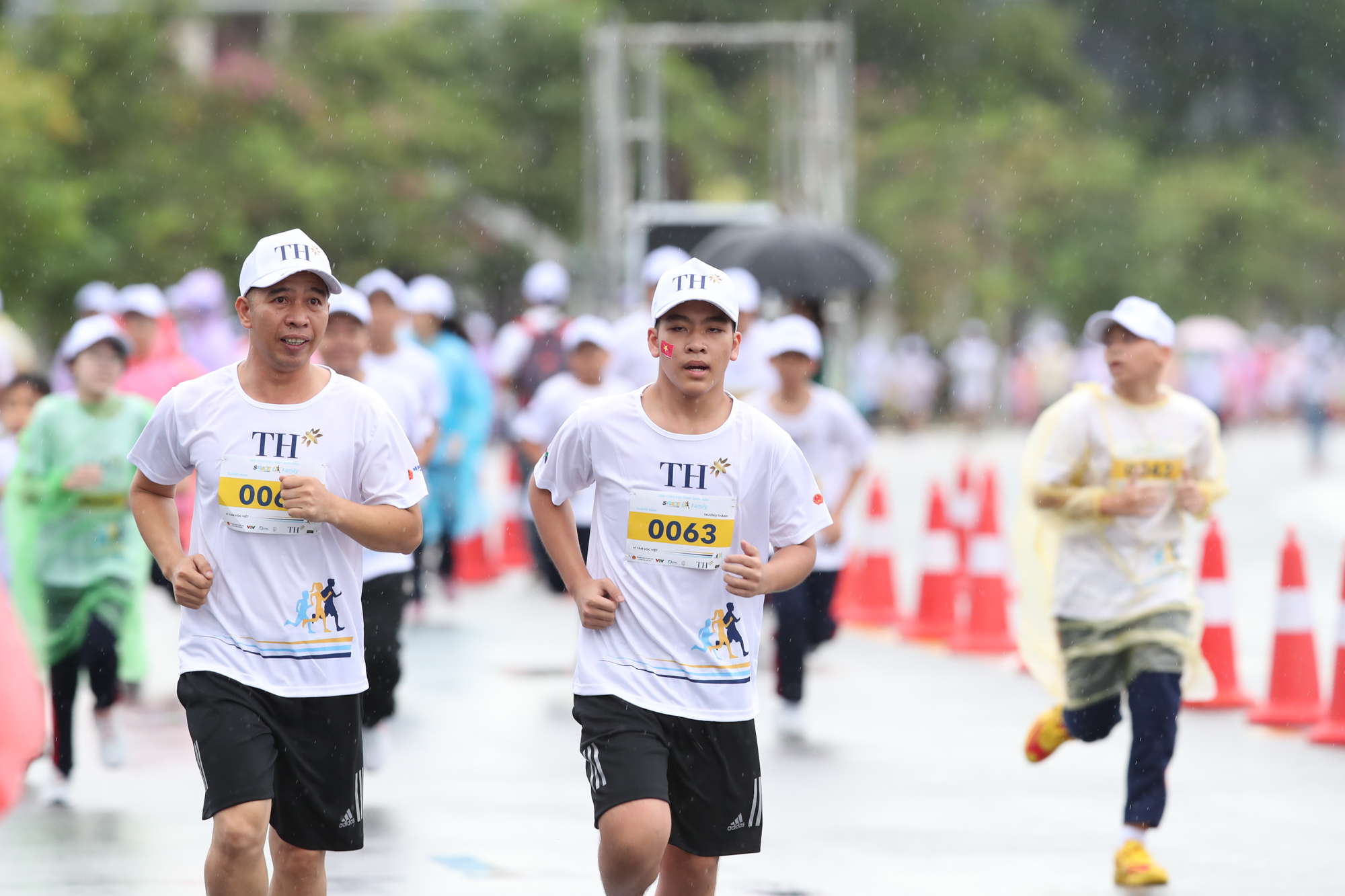 Khoảnh khắc ấn tượng của VĐV nhí trên đường chạy S-Race Family Quảng Ninh Khoảnh khắc ấn tượng của VĐV nhí trên đường chạy S-Race Family Quảng Ninh