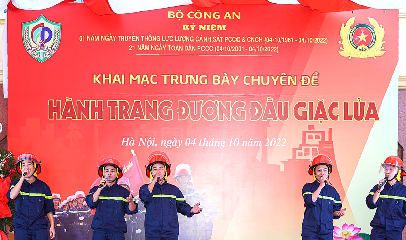 Khai mạc triển lãm ''Hành trang đương đầu giặc lửa'' - Ảnh 2.