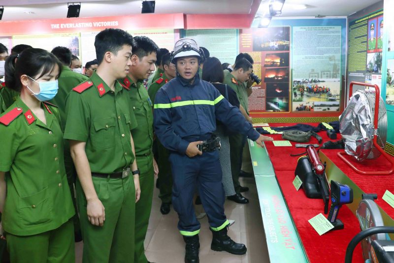 Khai mạc triển lãm ''Hành trang đương đầu giặc lửa'' - Ảnh 4.