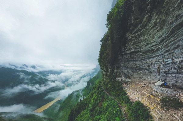 Cắm trại trên vách đá 