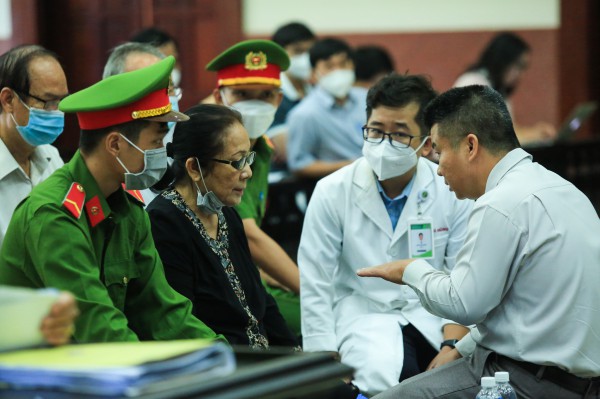 Bị cáo Dương Thị Bạch Diệp được bác sĩ kiểm tra sức khỏe tâm thần tại tòa