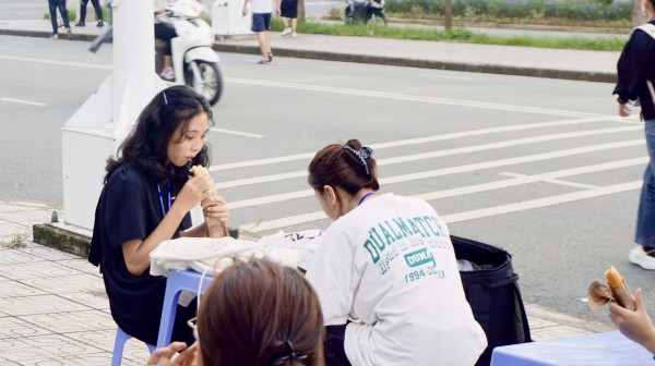 Bánh mì trong đời sinh viên: Có thể ăn 20 ổ/tháng; cùng nhau phát bánh thiện nguyện