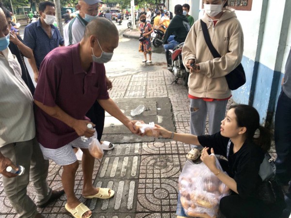 Bánh mì trong đời sinh viên: Có thể ăn 20 ổ/tháng; cùng nhau phát bánh thiện nguyện