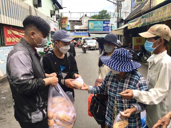 Bánh mì trong đời sinh viên: Có thể ăn 20 ổ/tháng; cùng nhau phát bánh thiện nguyện