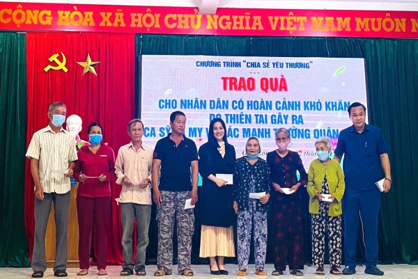 "Ngọc nữ bolero" Tố My dốc tiền túi giúp bà con miền Trung mùa lũ