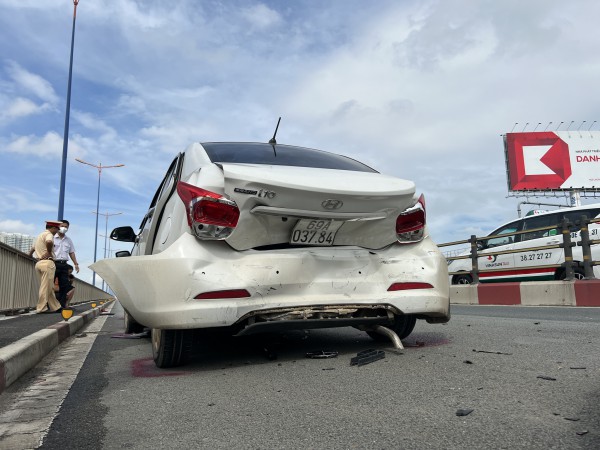 TP.HCM: 5 ô tô va chạm liên hoàn trên cầu Sài Gòn