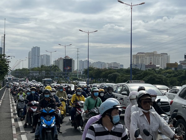 TP.HCM: 5 ô tô va chạm liên hoàn trên cầu Sài Gòn