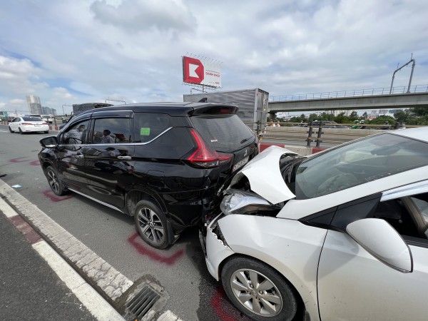 TP.HCM: 5 ô tô va chạm liên hoàn trên cầu Sài Gòn