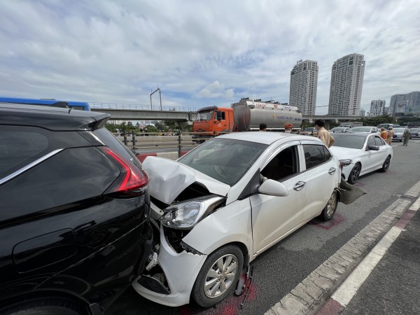 TP.HCM: 5 ô tô va chạm liên hoàn trên cầu Sài Gòn