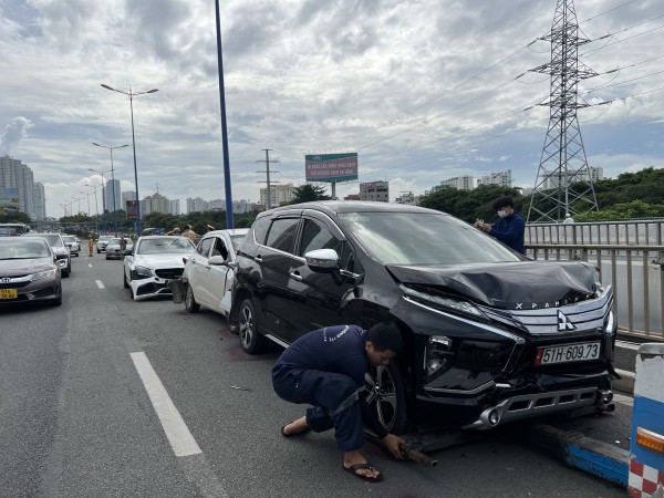 TP.HCM: 5 ô tô va chạm liên hoàn trên cầu Sài Gòn