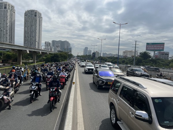 TP.HCM: 5 ô tô va chạm liên hoàn trên cầu Sài Gòn