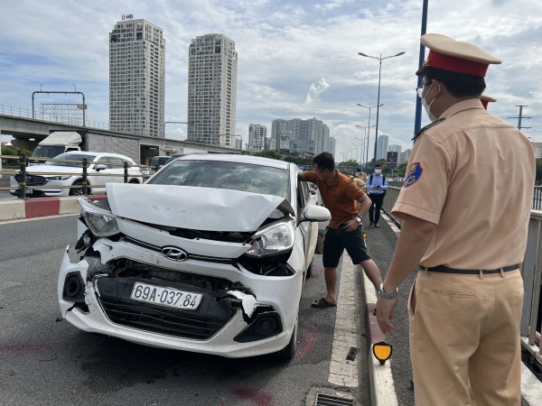 TP.HCM: 5 ô tô va chạm liên hoàn trên cầu Sài Gòn