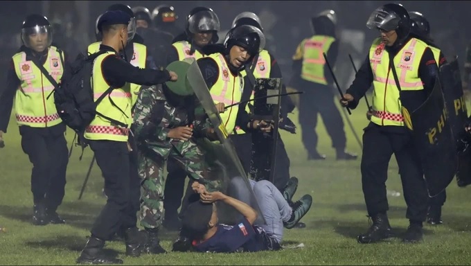 Liên đoàn bóng đá Indonesia phạt nặng CLB để xảy ra sự cố chết người