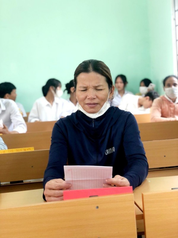 Phụ huynh đọc thư con trong buổi họp đầu năm