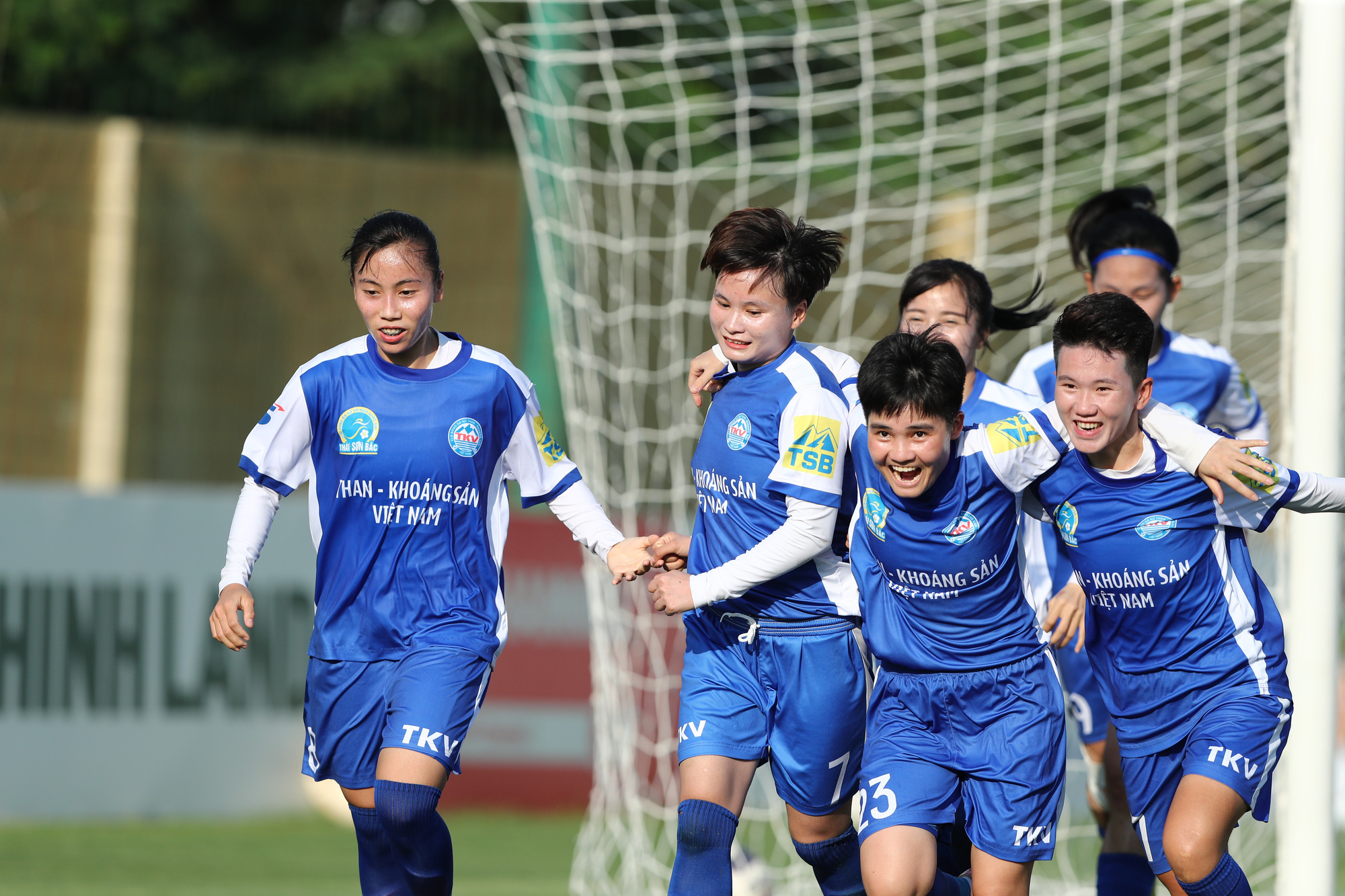 Vòng 8 giải bóng đá Nữ VĐQG - Than KSVN thắng tưng bừng Vòng 8 giải bóng đá Nữ VĐQG - Than KSVN thắng tưng bừng