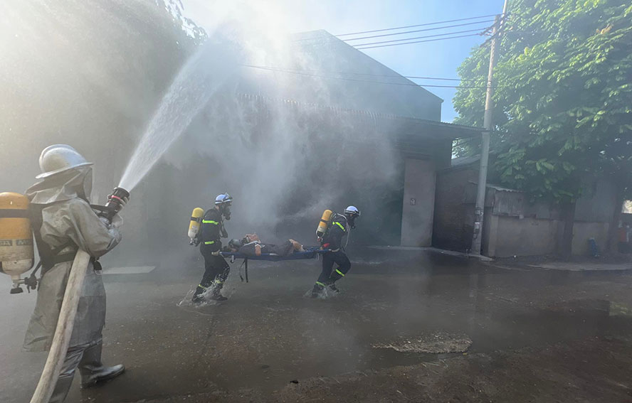 Hà Nội: Lực lượng PCCC 5 xã phối hợp diễn tập chữa cháy làng nghề Dương Liễu - Ảnh 3.