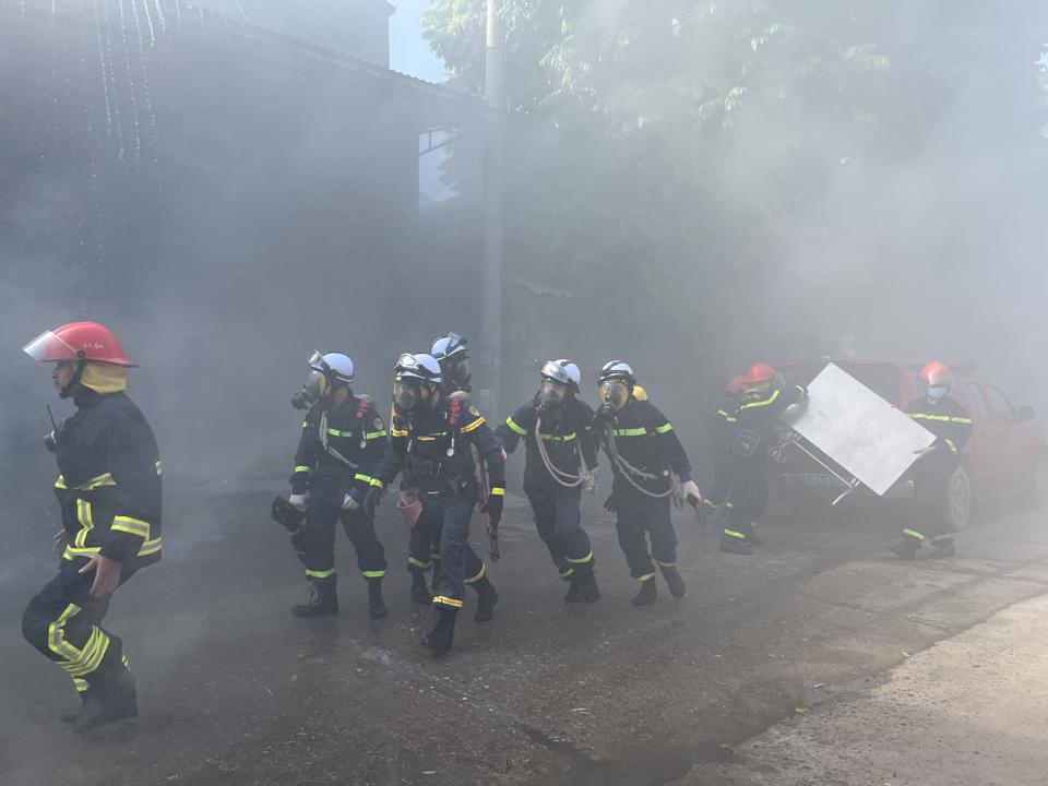 Hà Nội: Lực lượng PCCC 5 xã phối hợp diễn tập chữa cháy làng nghề Dương Liễu - Ảnh 2.