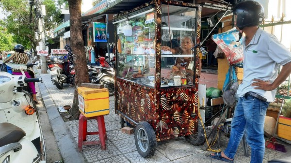 Xe bánh mì lâu đời nhất Hội An: Khách Việt mê mẩn, khách Tây vẽ giúp cả 