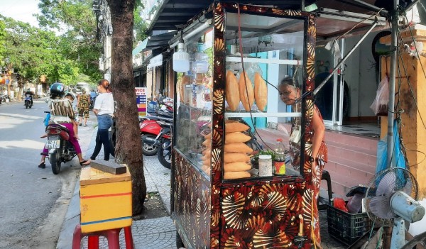 Xe bánh mì lâu đời nhất Hội An: Khách Việt mê mẩn, khách Tây vẽ giúp cả 