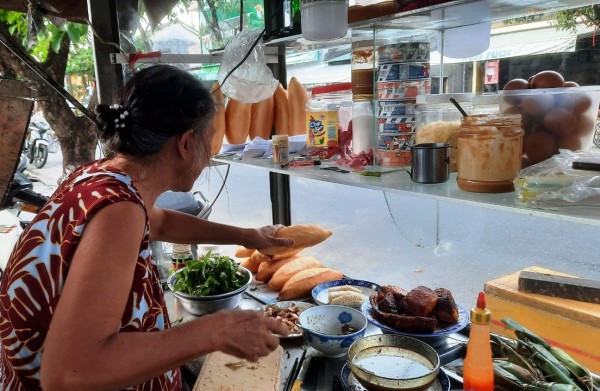 Xe bánh mì lâu đời nhất Hội An: Khách Việt mê mẩn, khách Tây vẽ giúp cả 