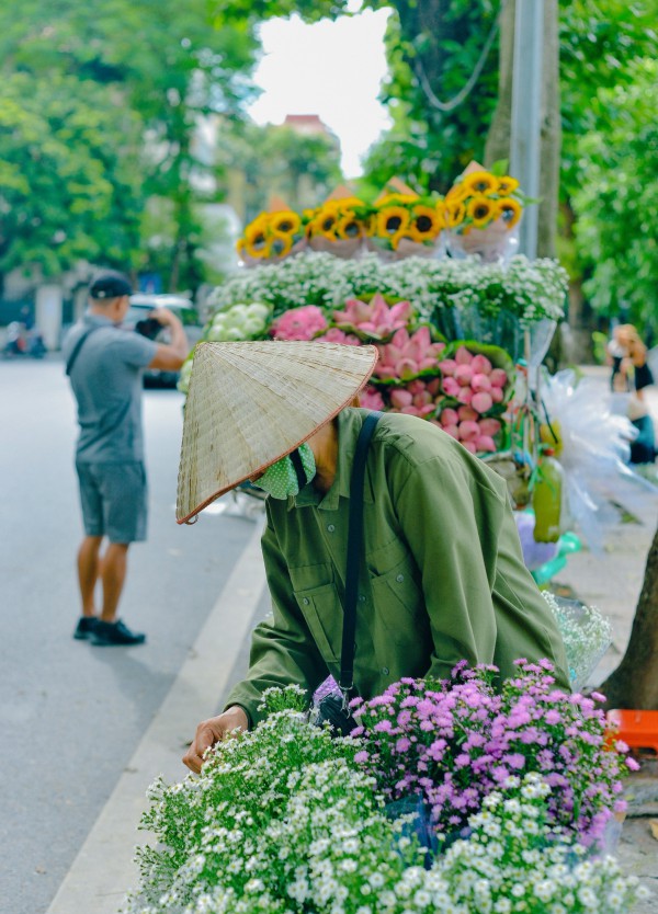 Hà Nội đẹp ngỡ ngàng trên những xe hàng hoa dưới phố