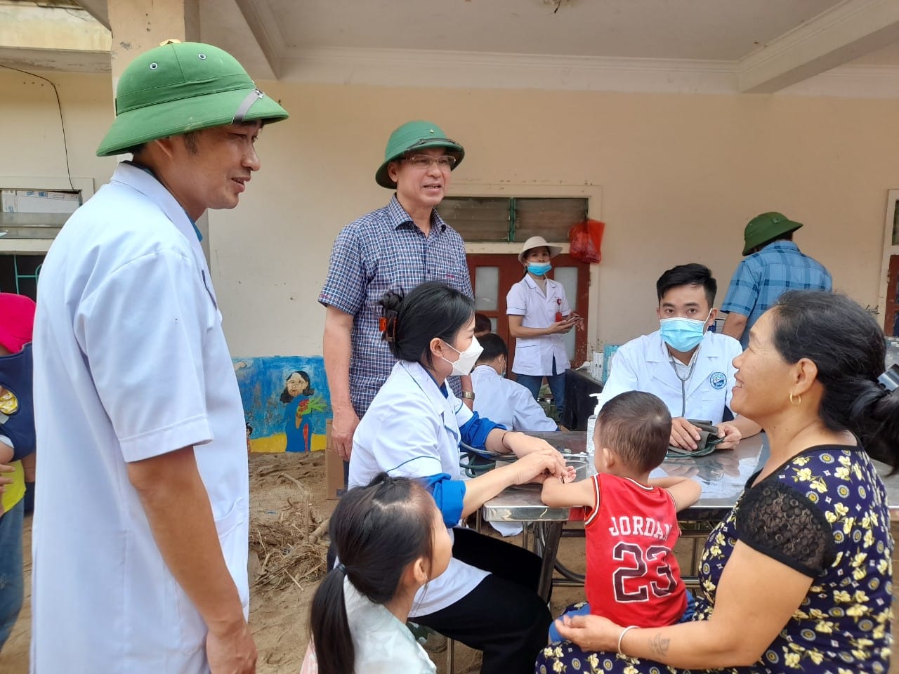 Khám bệnh, cấp phát thuốc miễn phí cho người dân vùng lũ Kỳ Sơn