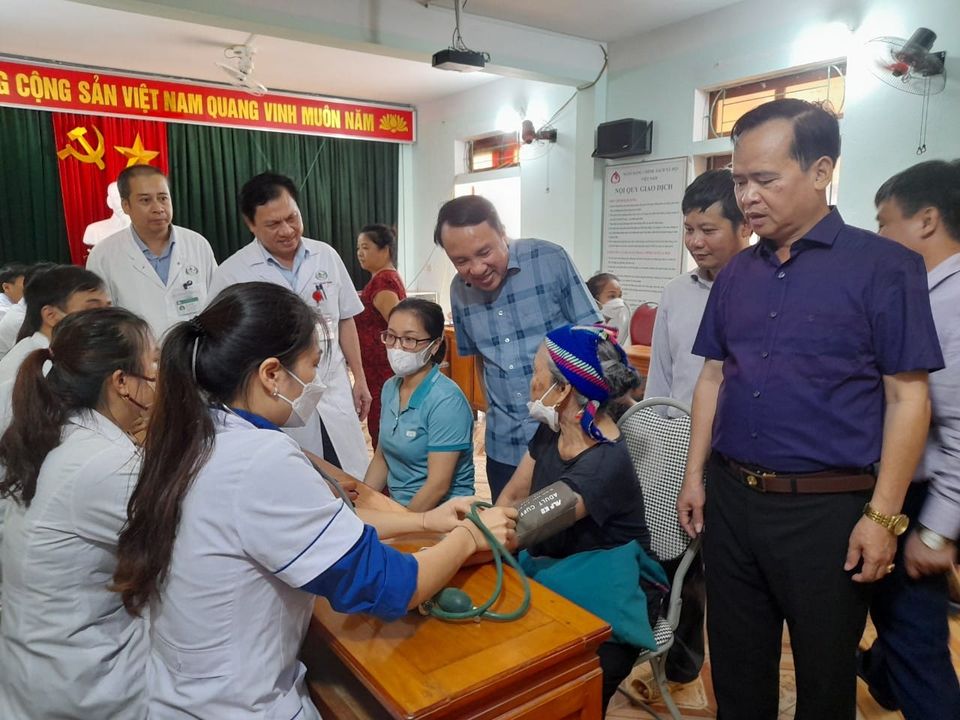 Khám bệnh, cấp phát thuốc miễn phí cho người dân vùng lũ Kỳ Sơn
