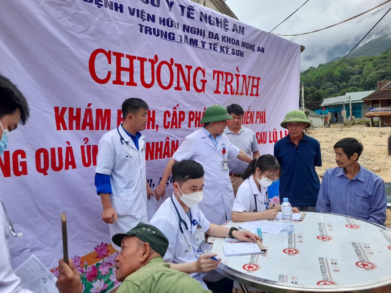 Khám bệnh, cấp phát thuốc miễn phí cho người dân vùng lũ Kỳ Sơn