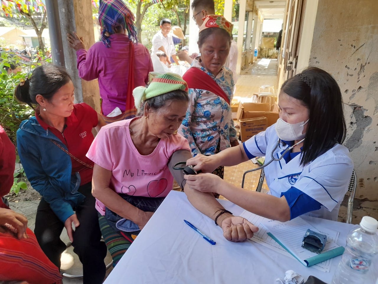 Khám bệnh, cấp phát thuốc miễn phí cho người dân vùng lũ Kỳ Sơn