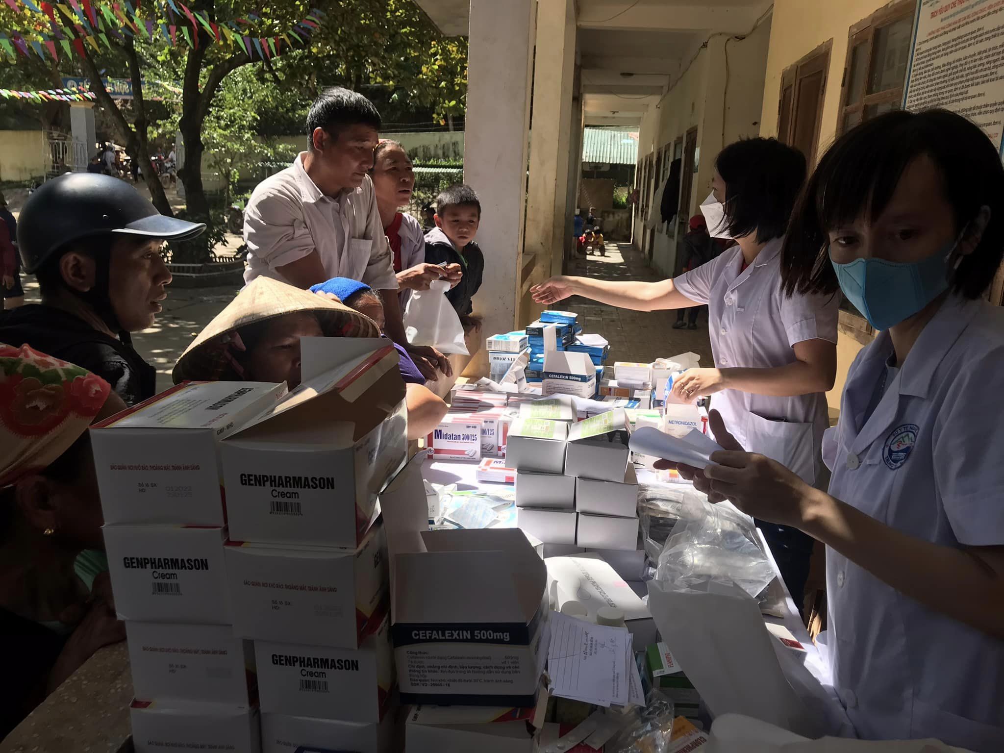 Khám bệnh, cấp phát thuốc miễn phí cho người dân vùng lũ Kỳ Sơn