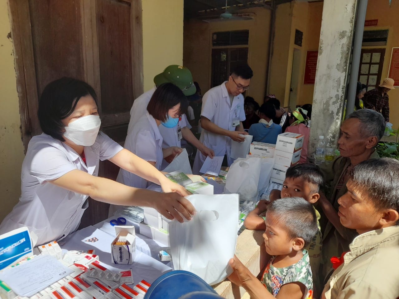 Khám bệnh, cấp phát thuốc miễn phí cho người dân vùng lũ Kỳ Sơn