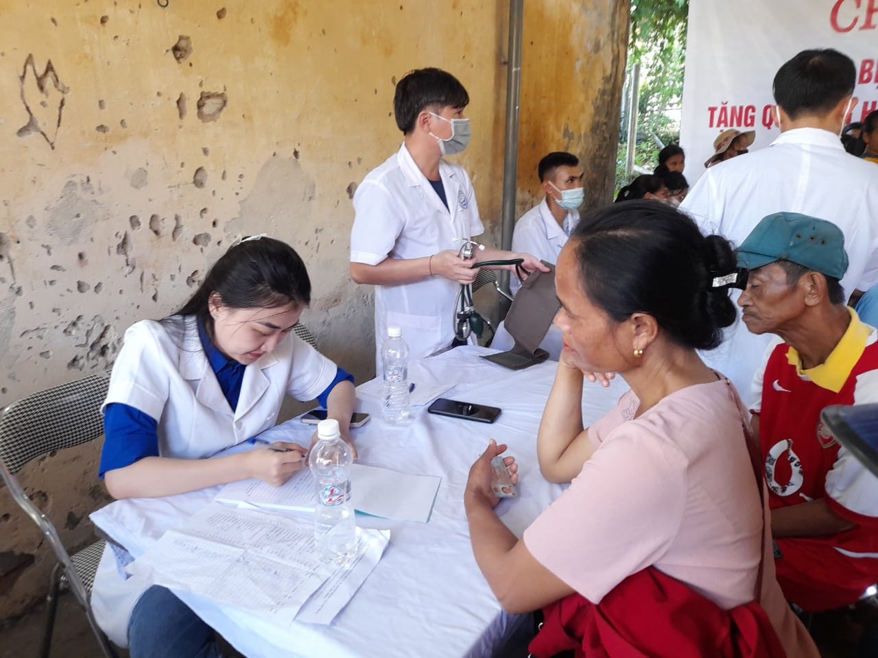 Khám bệnh, cấp phát thuốc miễn phí cho người dân vùng lũ Kỳ Sơn