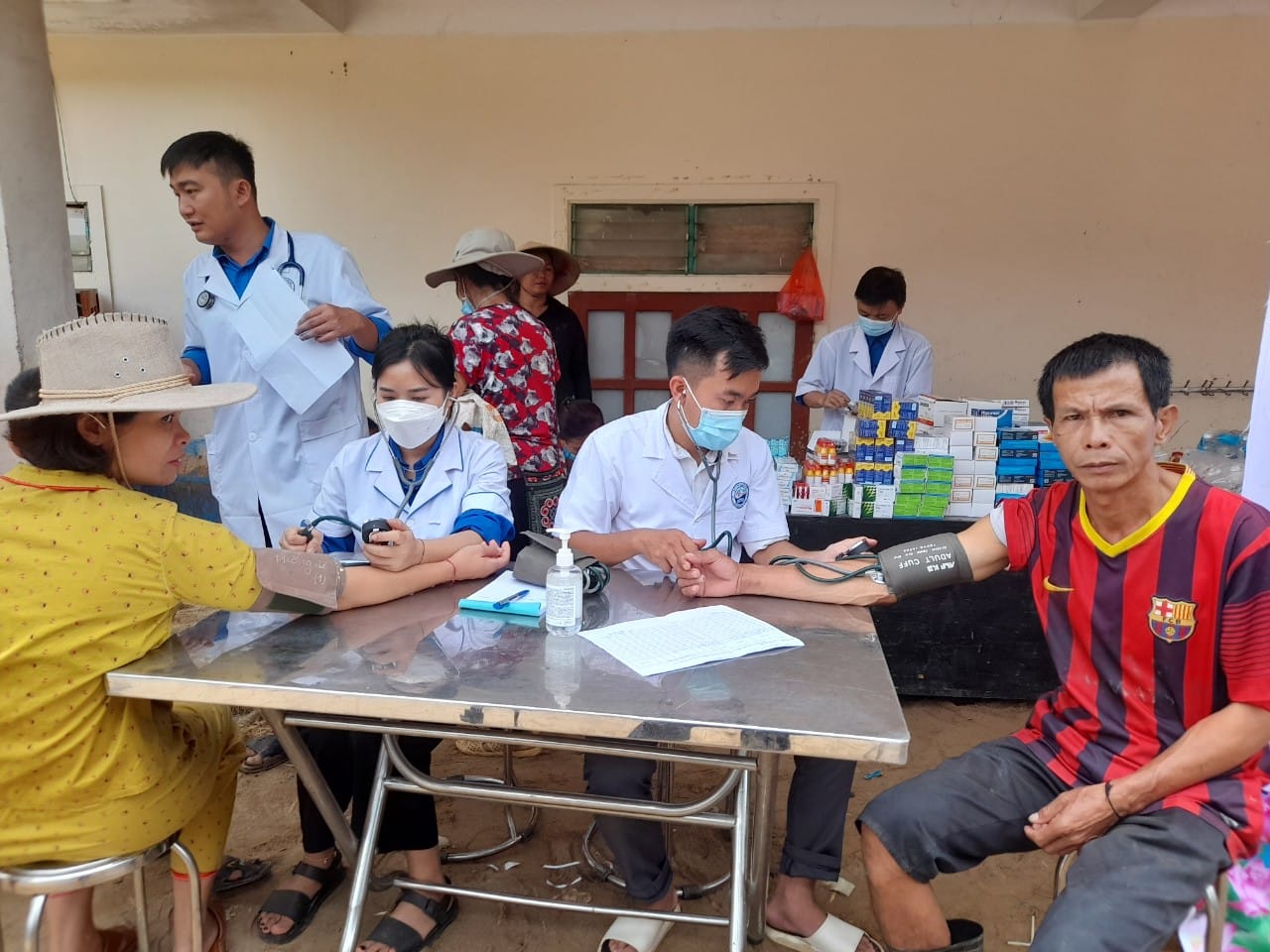 Khám bệnh, cấp phát thuốc miễn phí cho người dân vùng lũ Kỳ Sơn