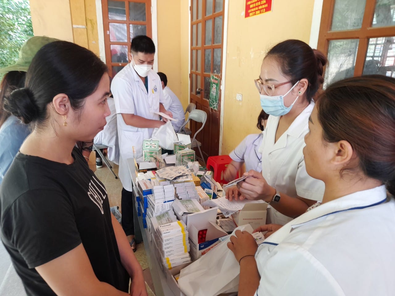 Khám bệnh, cấp phát thuốc miễn phí cho người dân vùng lũ Kỳ Sơn