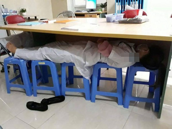 Sinh viên ngành y học tốn tiền tỉ, ra trường lãnh lương vài triệu đồng/tháng