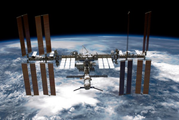 Tom Cruise trở thành diễn viên đầu tiên quay phim ngoài không gian