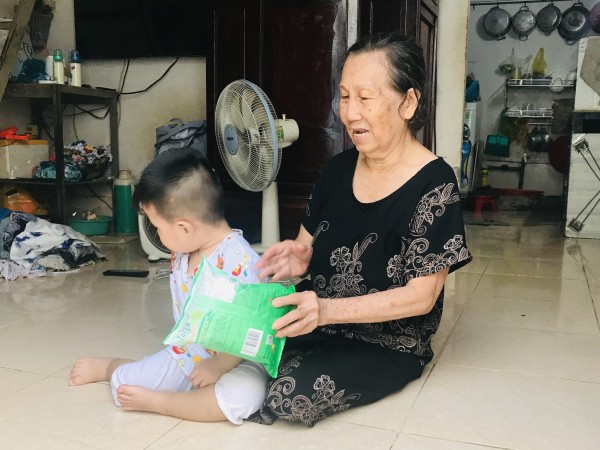 Mồ côi mẹ, cha mất vì Covid-19, nam sinh làm thêm đến khuya kiếm tiền đi học