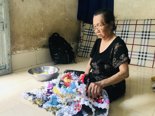 Mồ côi mẹ, cha mất vì Covid-19, nam sinh làm thêm đến khuya kiếm tiền đi học