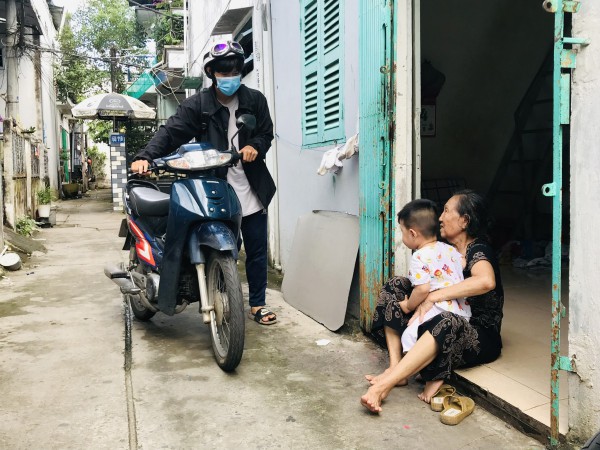 Mồ côi mẹ, cha mất vì Covid-19, nam sinh làm thêm đến khuya kiếm tiền đi học