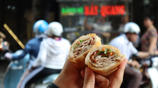 Nhỏ mê bánh mì Nha Trang, 10 năm ăn bánh mì Sài Gòn: Còn bạn, thích ăn loại nào?