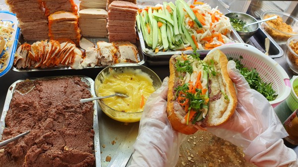 Nhỏ mê bánh mì Nha Trang, 10 năm ăn bánh mì Sài Gòn: Còn bạn, thích ăn loại nào?