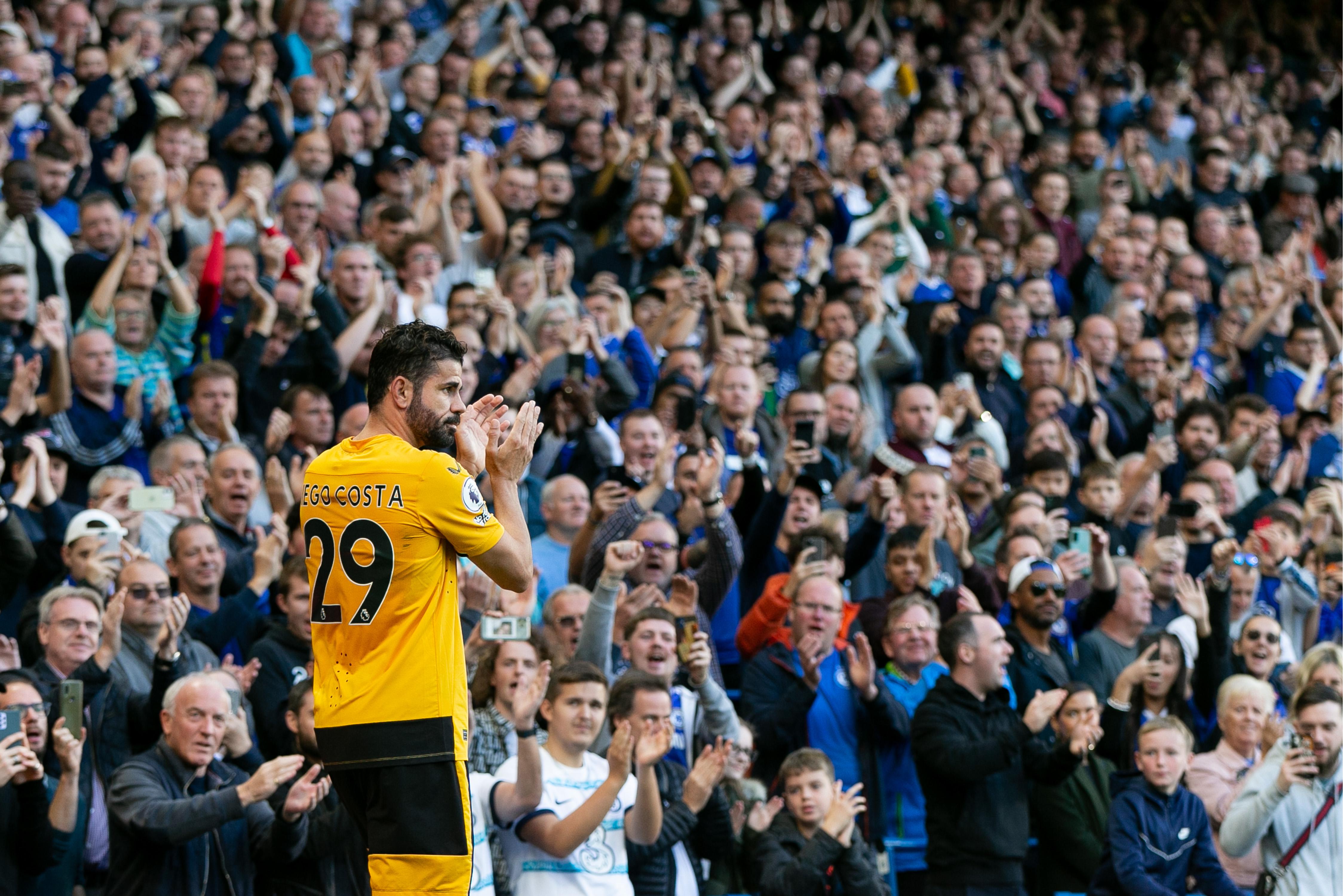 Diego Costa được CĐV Chelsea chào đón trong ngày trở về Stamford Bridge