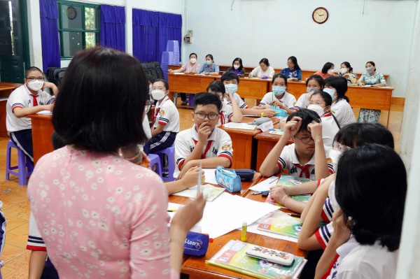 Lương giáo viên mới ra trường còn thấp hơn thu nhập của sinh viên sư phạm!